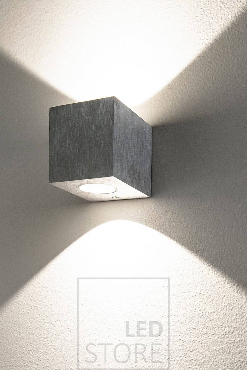 Applique CUBIC 2 led. L'applique CUBIC 2 brossée a un design simple et moderne et éclaire vers le haut et vers le bas. La lumière forme un bel éventail sur le mur. Cette beauté minimaliste est parfaite pour les maisons modernes. Ledstore.fi