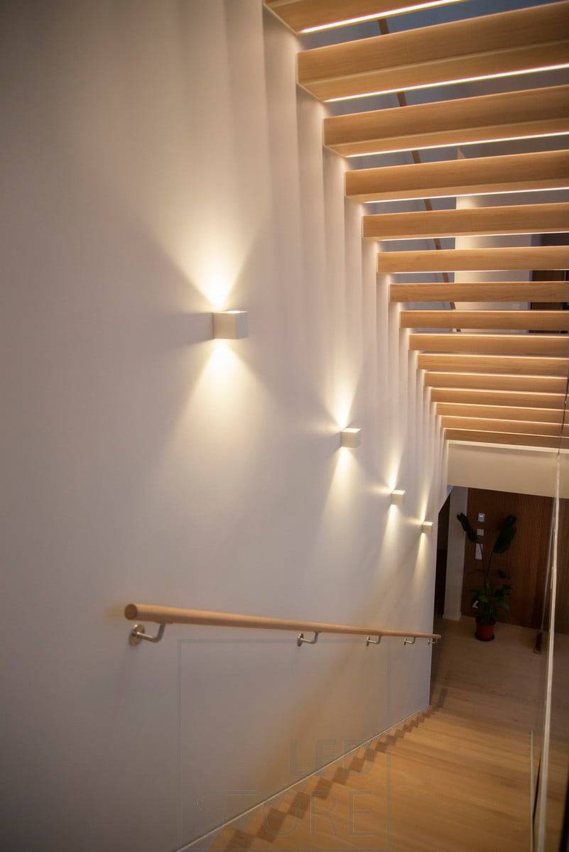 L'escalier est éclairé et mis en valeur par les appliques murales bidirectionnelles CUBIC. Ledstore.fi