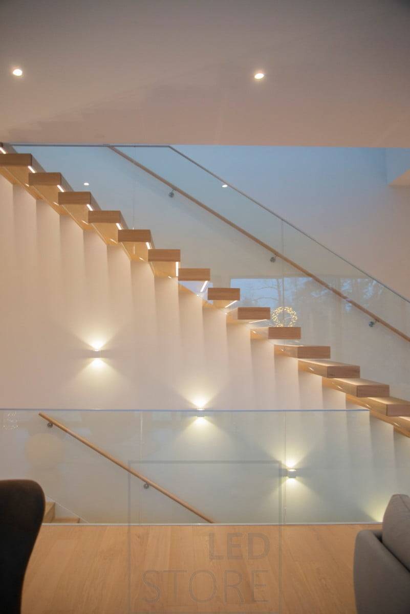 Les appliques CUBIC éclairent et mettent en valeur les escaliers dans deux directions. Ledstore.fi