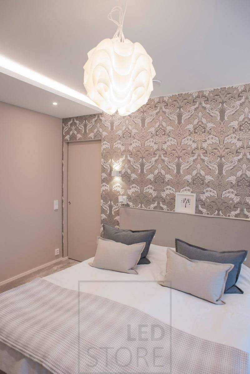 Les appliques murales CUBIC sont des lampes d'ambiance et de lecture dans la chambre à coucher. Le luminaire minimaliste se marie bien avec le papier peint à motifs. Ledstore.fi