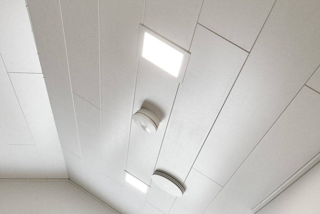 Panneau_200_au_plafond_dans_la_chambre_ledstore.fr