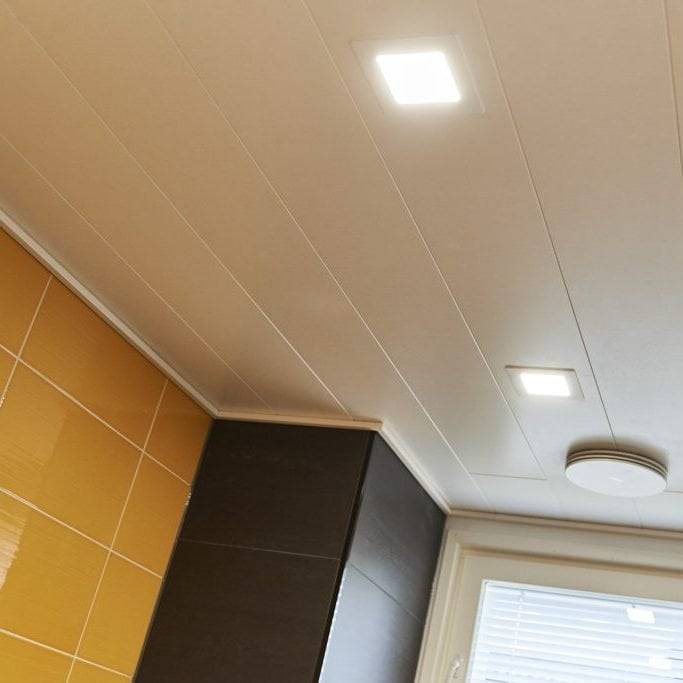Toilettes éclairées par un panneau LED