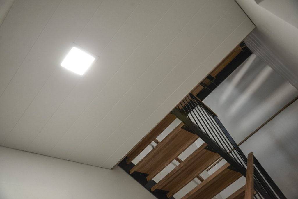 Logo LED STORE sur un carré blanc sur fond vert mettant en avant des solutions d'éclairage efficaces sur le plan énergétique et respectueuses de l'environnement.