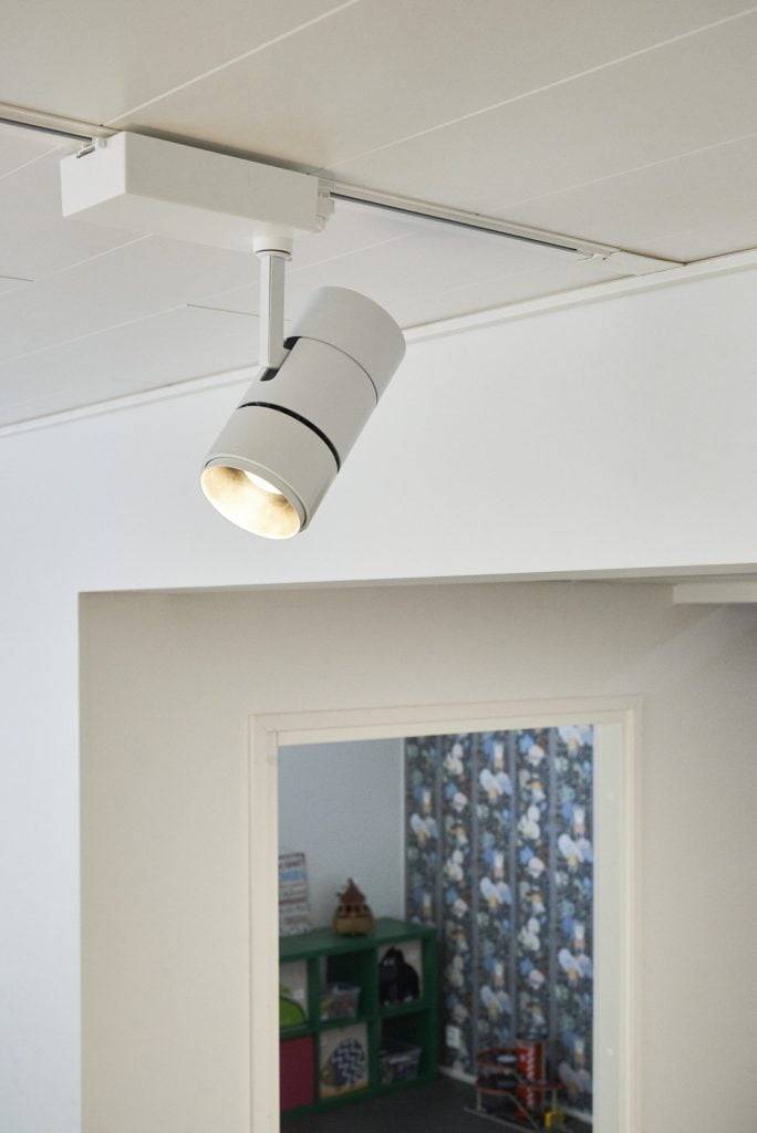 Texte blanc "LED STORE" sur le carré central sur fond vert, mettant en valeur les solutions d'éclairage à faible consommation d'énergie.