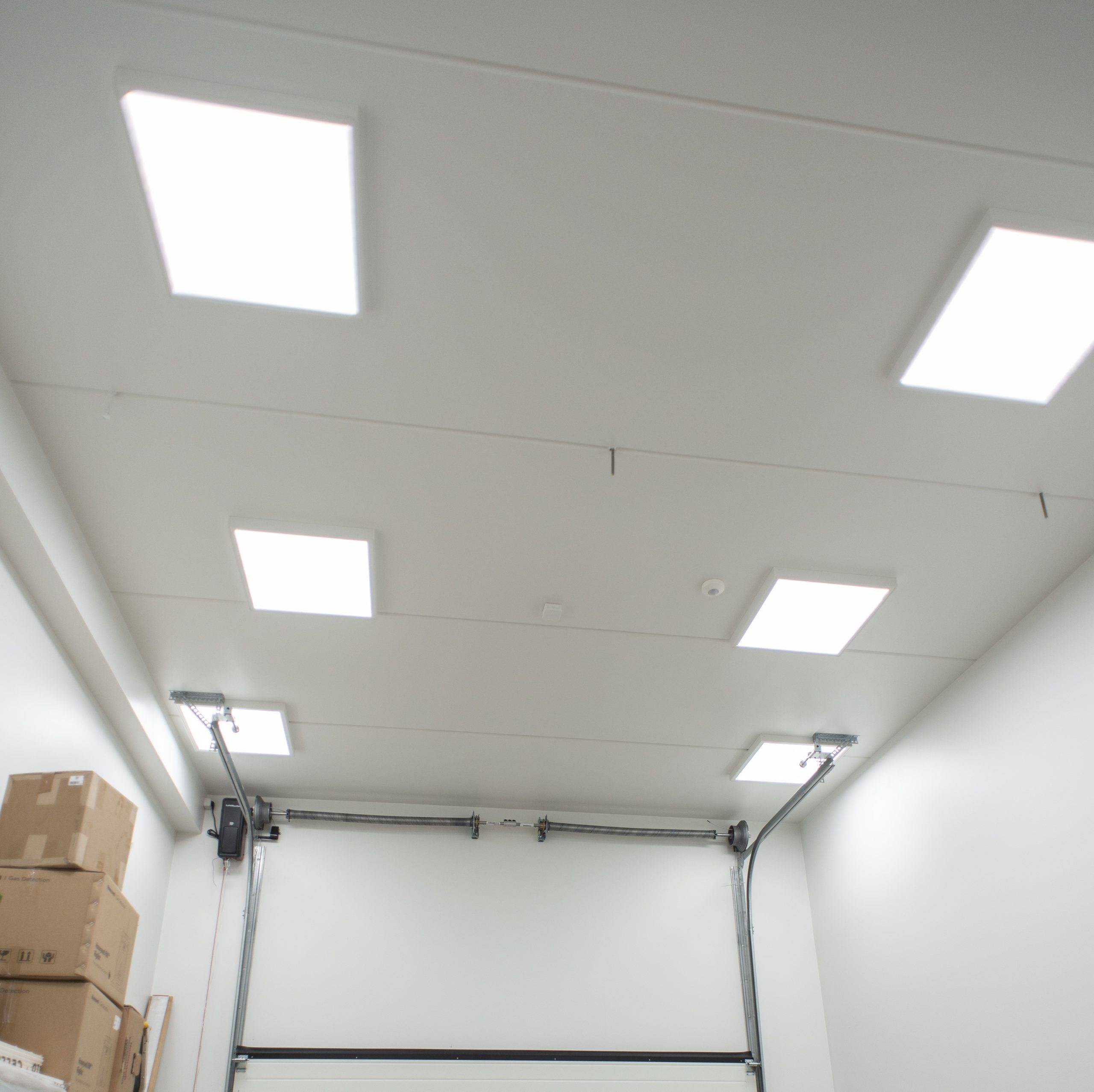 Logo du magasin d'éclairage LED : un carré blanc avec le texte "LED STORE" sur un fond vert, mettant en valeur les solutions écologiques et économes en énergie.