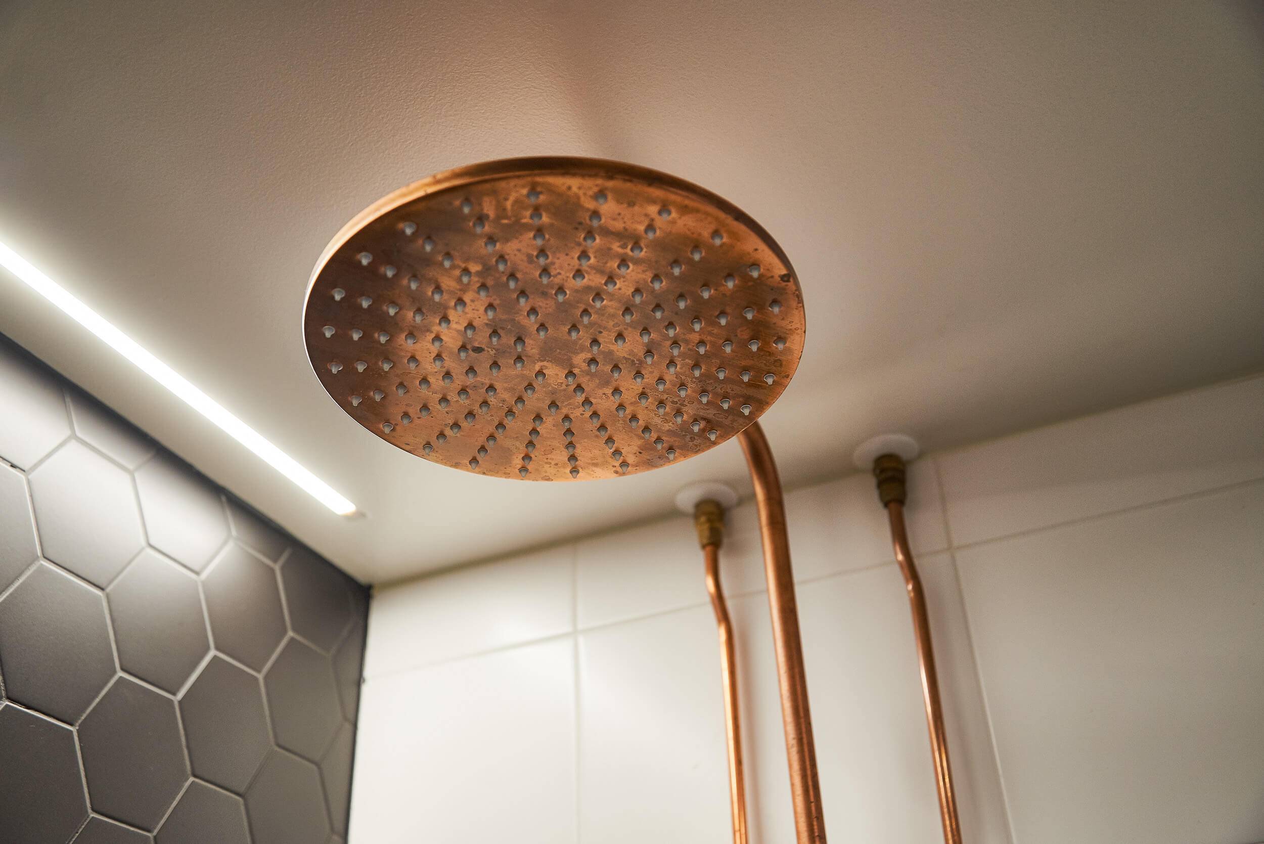 Enseigne LED STORE sur fond vert avec un contour carré blanc, promouvant des solutions d'éclairage économes en énergie.