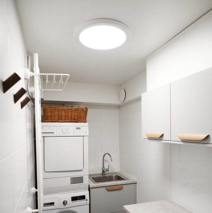 La conception de l'éclairage dans les espaces sans fenêtre est importante. Dans cet espace, la surface du plafond 380.