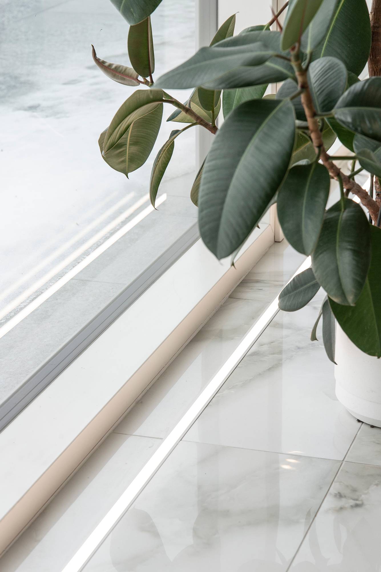 Devant les fenêtres, le sol est mis en valeur par un ruban de LED dans le profilé encastré. La bande LED au sol met également en valeur le magnifique carrelage en marbre. Ledstore.fi