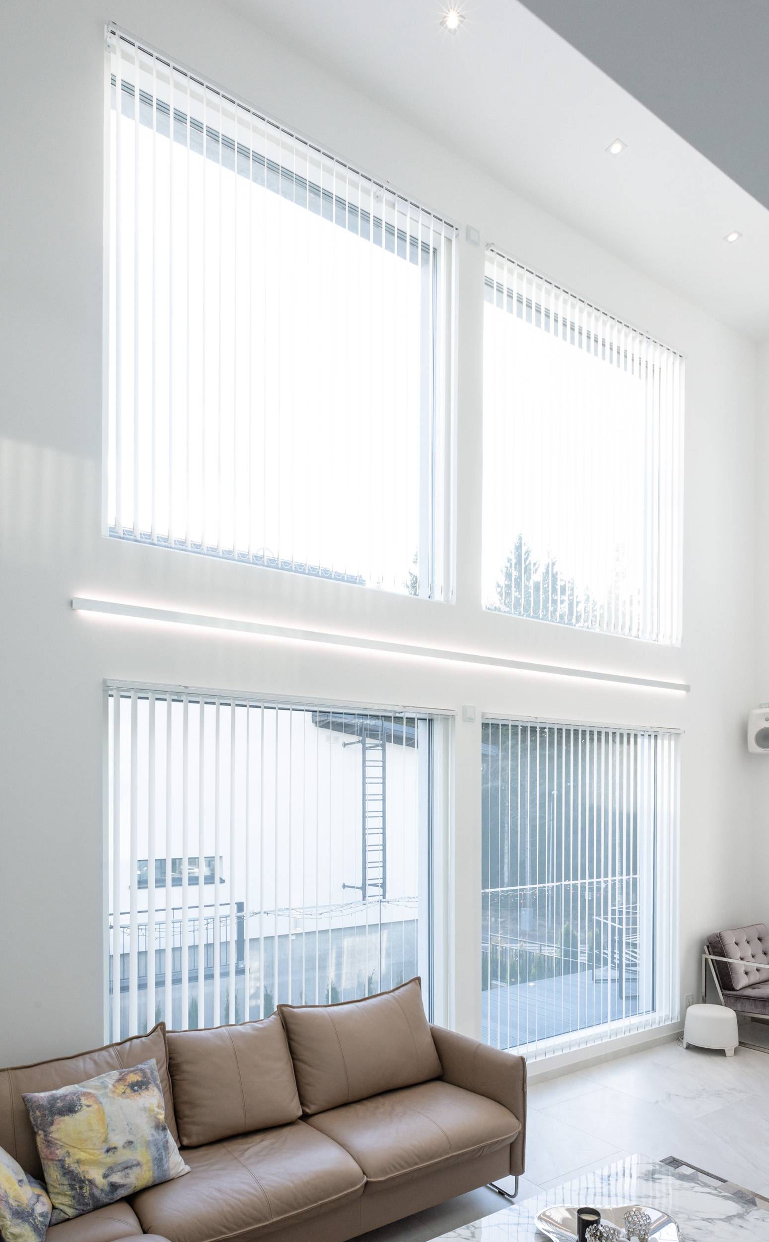 Éclairage indirect à deux voies avec 2 profilés en aluminium montés sur le mur. En complément, downlights au plafond.