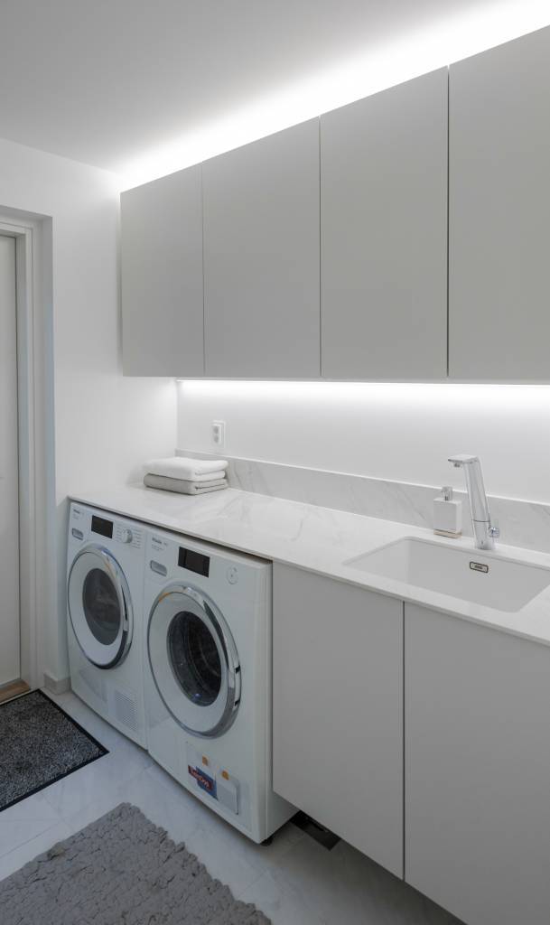 Texte alternatif optimisé pour les moteurs de recherche : "LED STORE : un texte blanc dans un carré sur un fond vert symbolise les solutions d'éclairage à faible consommation d'énergie.