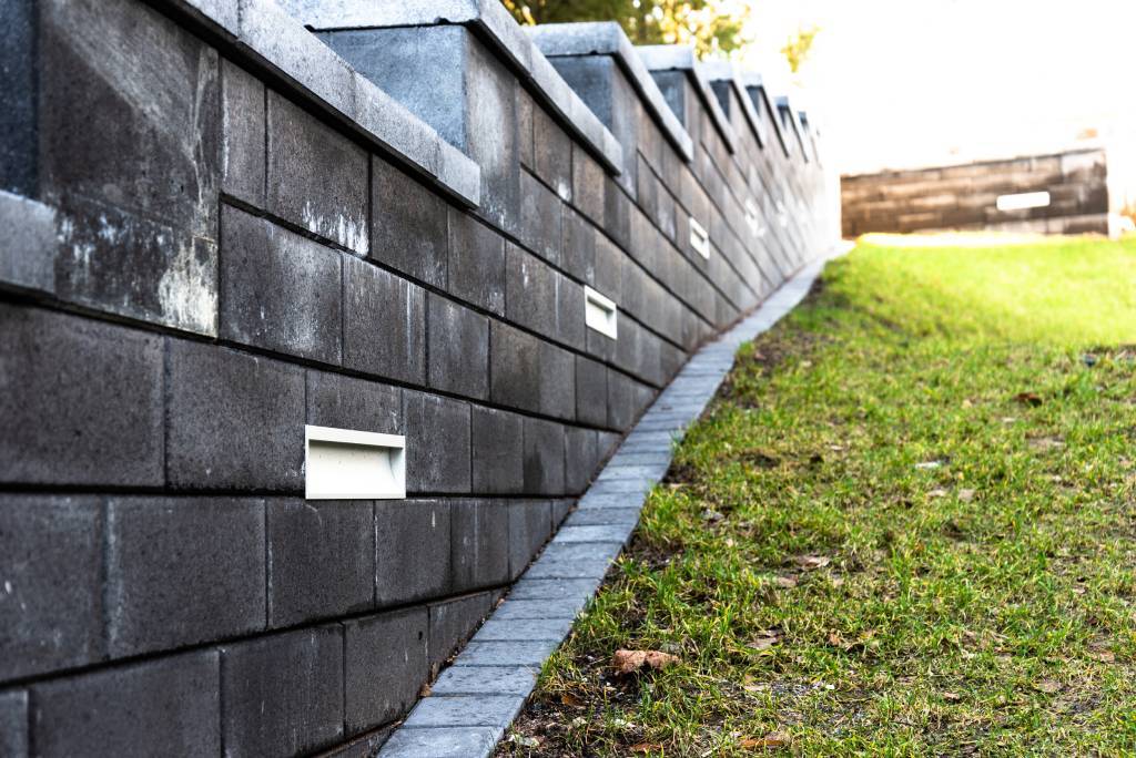 Profilé d'aluminium encastré dans un mur comme éclairage de cour.