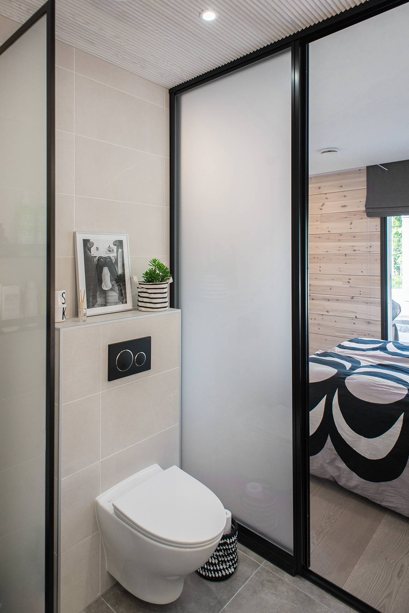 Les toilettes sont éclairées par un spot au plafond. Ledstore.fi
