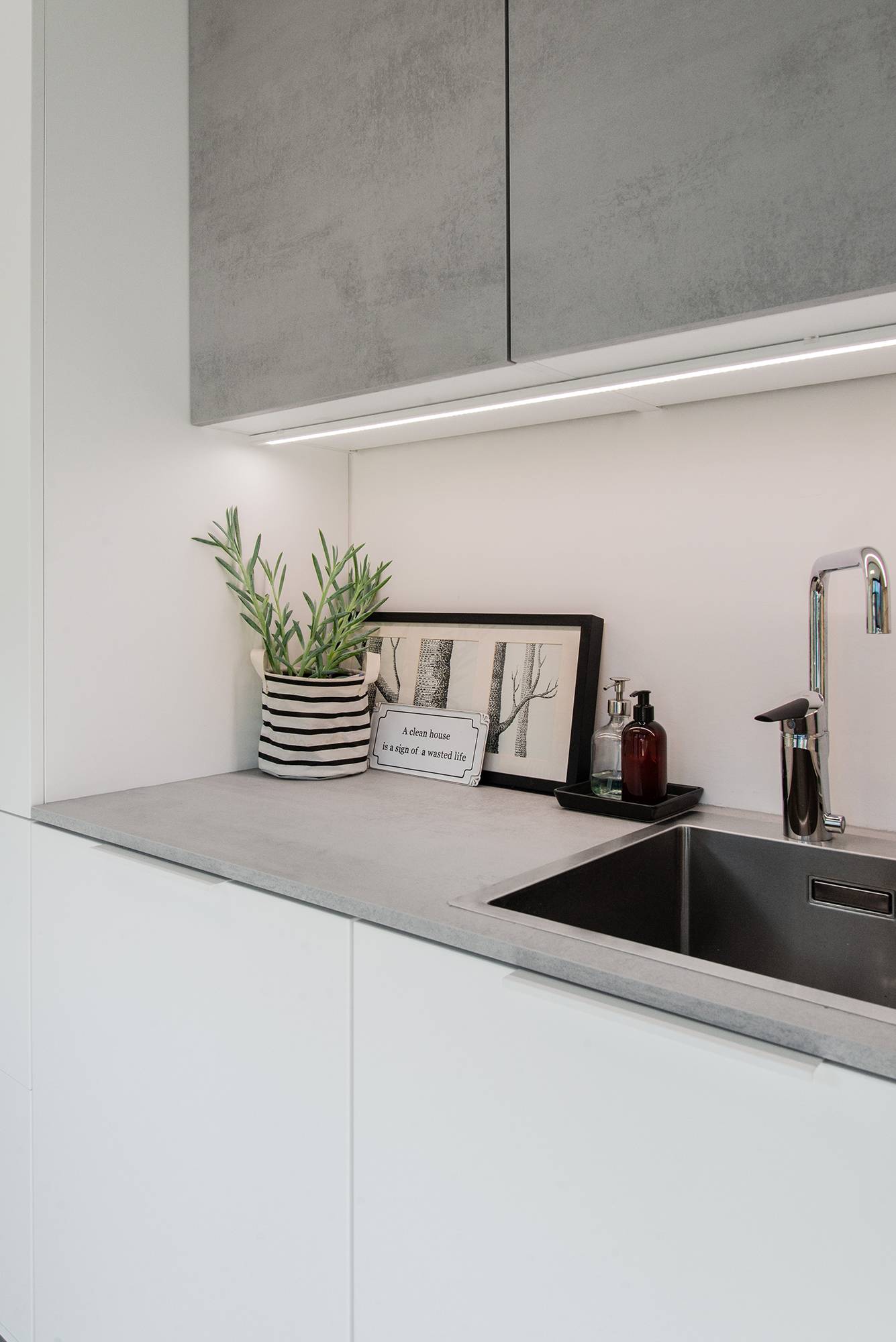 Bande LED apportant une lumière de travail au plan de travail d\'une buanderie. Ledstore.fi