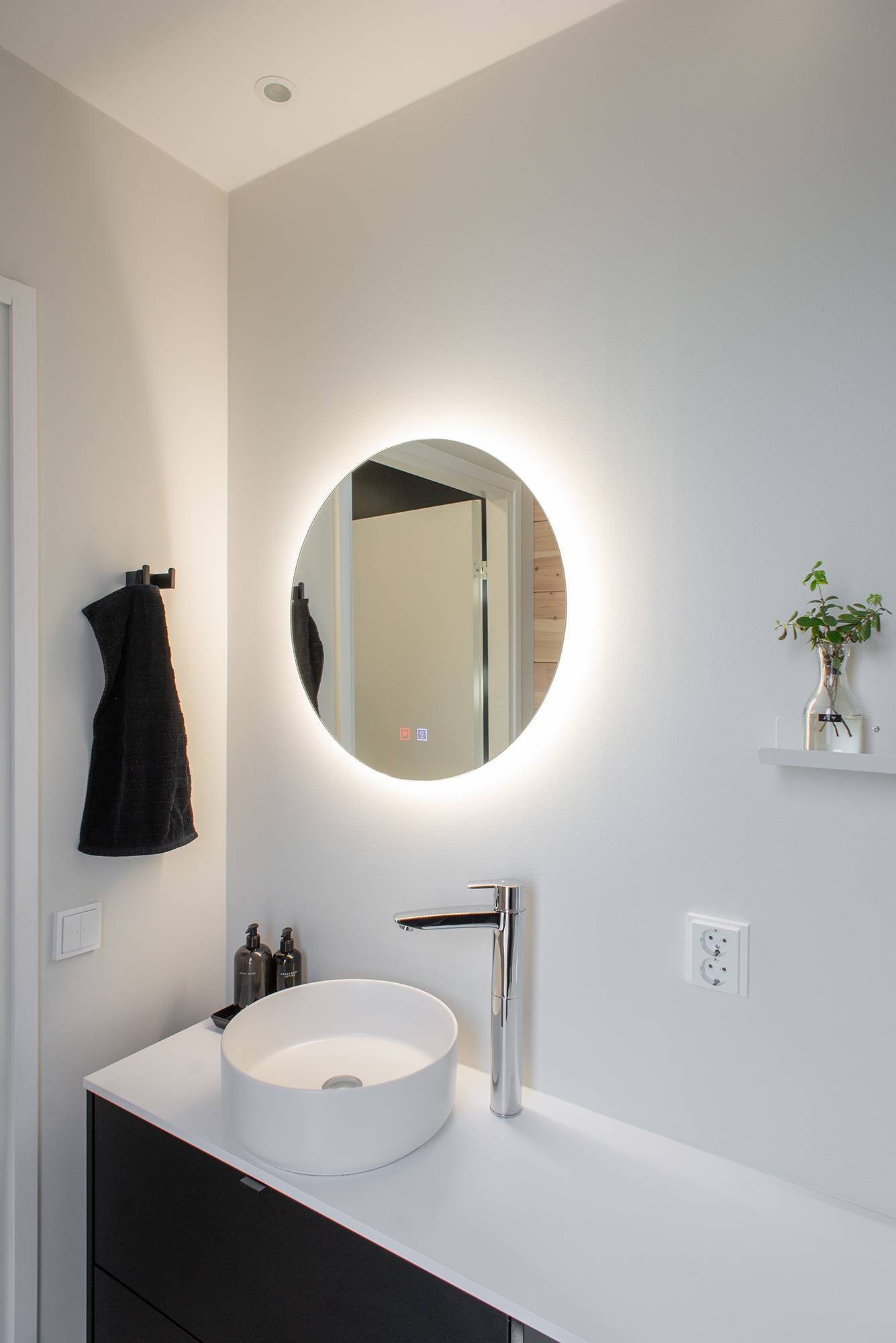 Un miroir lumineux circulaire qui apporte de la lumière au niveau de la piscine. Ledstore.fi