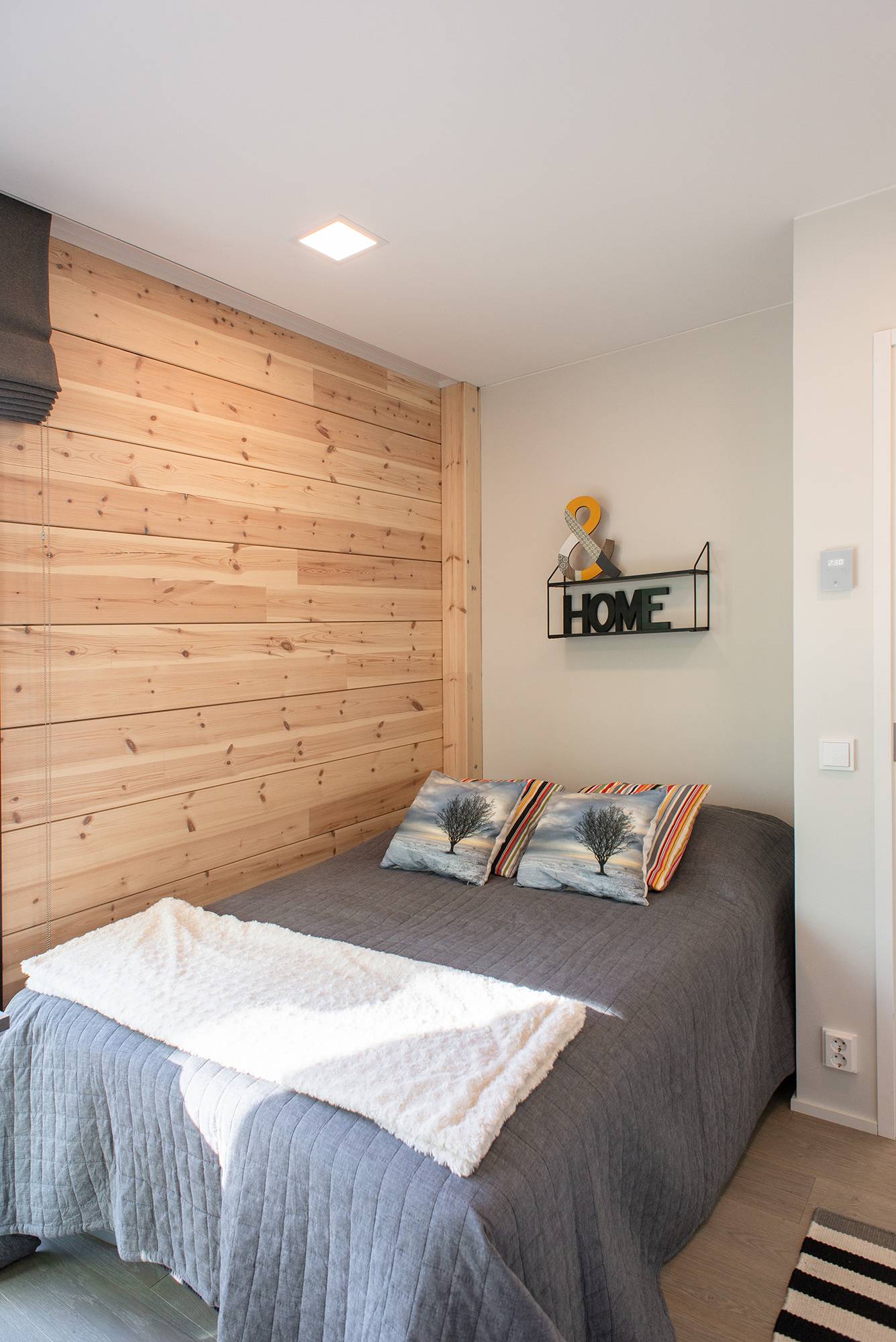 Dans la chambre à coucher, des panneaux lumineux au plafond constituent un éclairage général uniforme. Ledstore.fi
