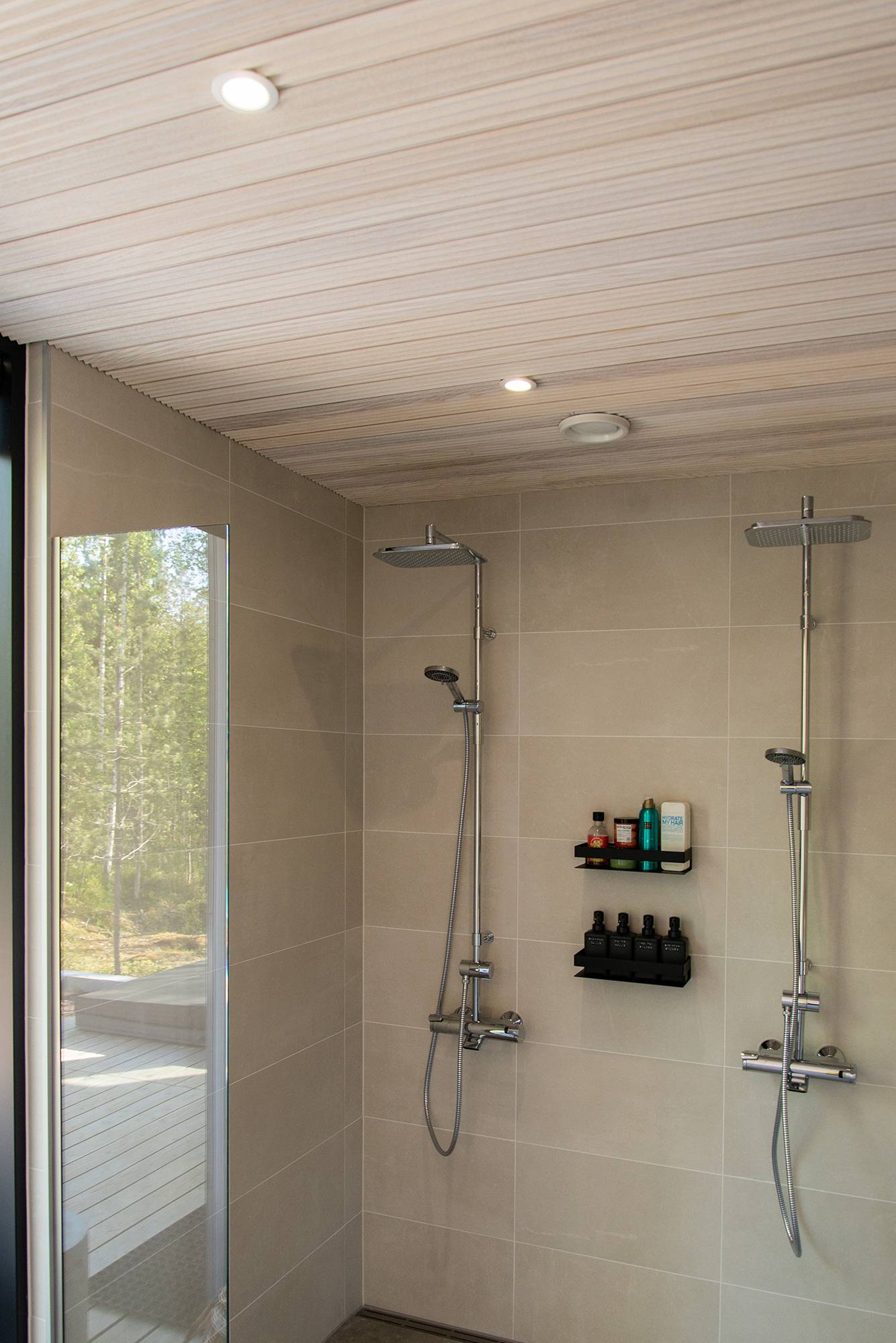 Des points blancs au plafond éclairent l\'espace douche. Ledstore.fi