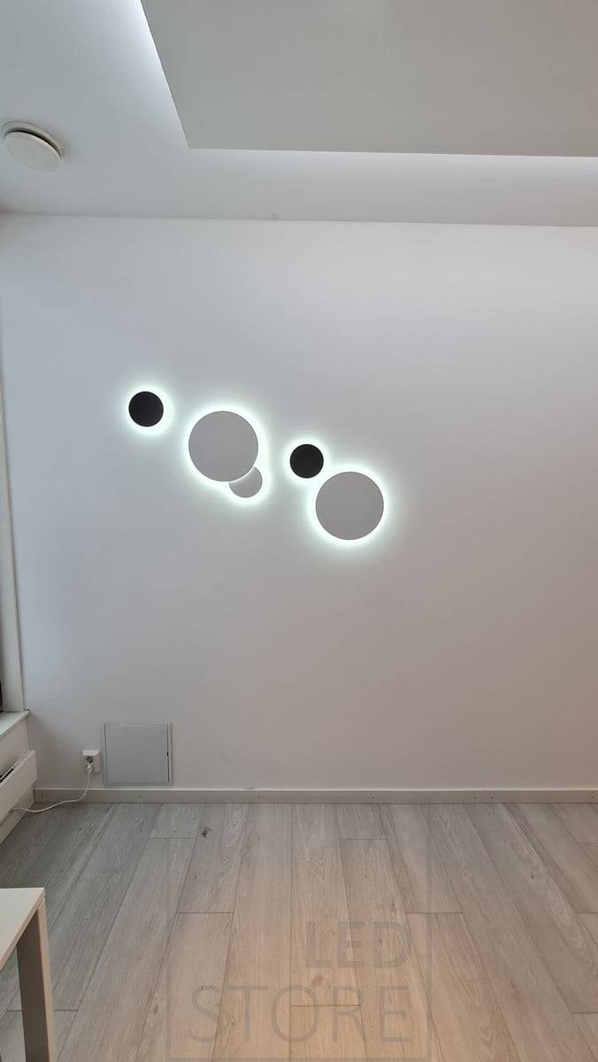 Lampe murale ECLIPSE pour le mur. Le luminaire est éclairé indirectement à travers le mur et la température de couleur de la lumière est réglable. Ledstore.fi