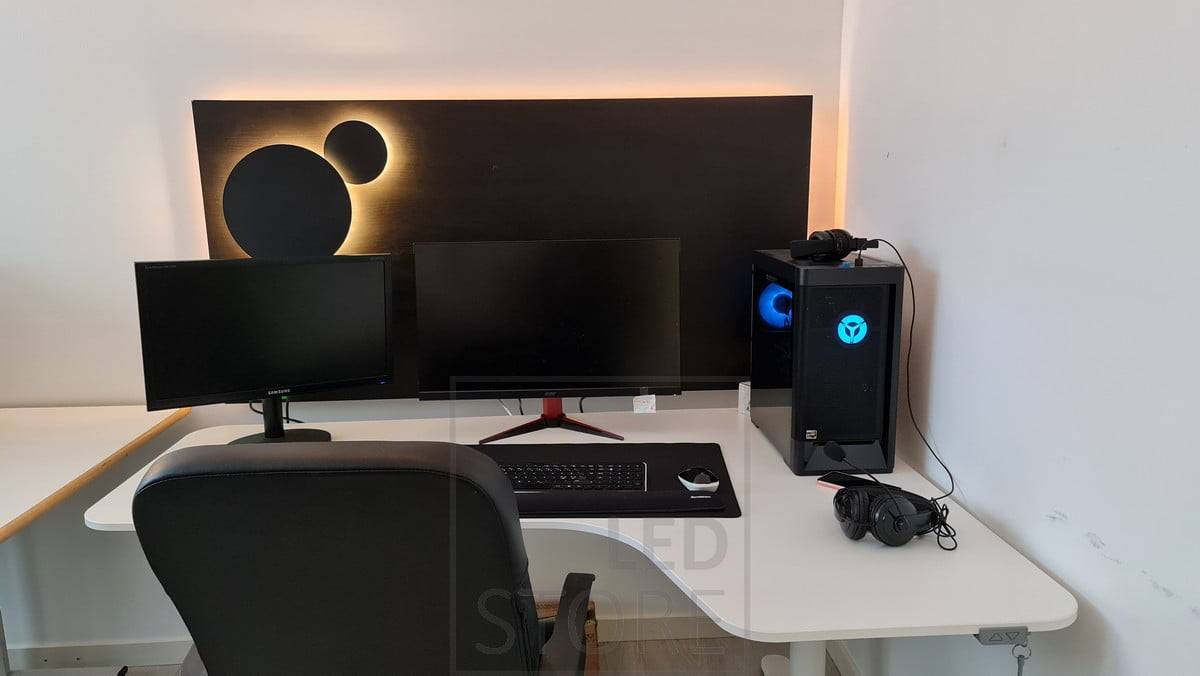 Luminaire ECLIPSE derrière l'ordinateur en deux tailles créant un éclairage d'ambiance indirect, température de couleur réglable. Ledstore.fi