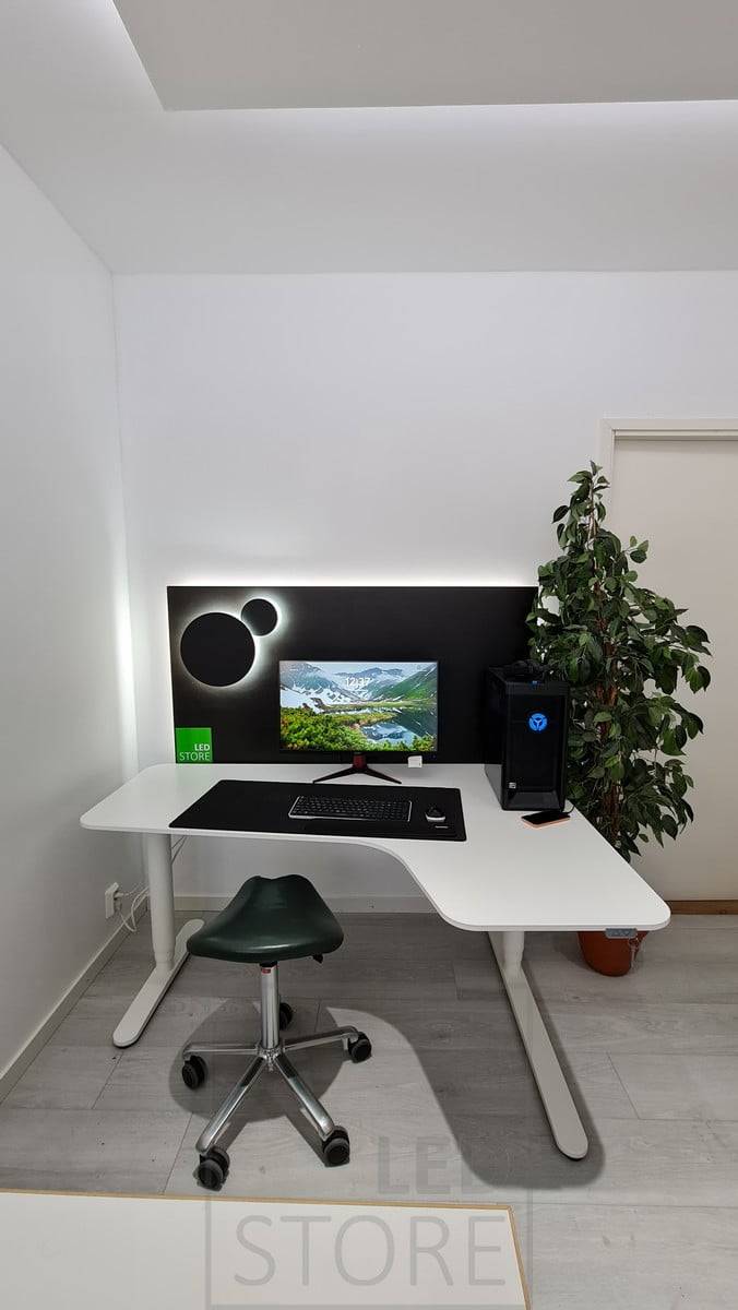 Eclairage indirect dans un bureau. Comme détail décoratif, de belles appliques ECLIPSE en deux tailles. Existe aussi en blanc. Ledstore.fi