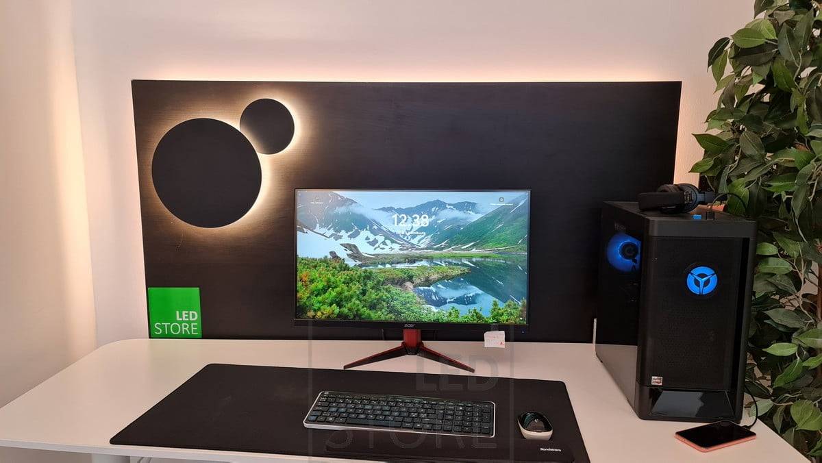 Appliques murales ECLIPSE derrière un ordinateur, créant une lumière indirecte agréable à l'œil et réglable en température de couleur. Ledstore.fi