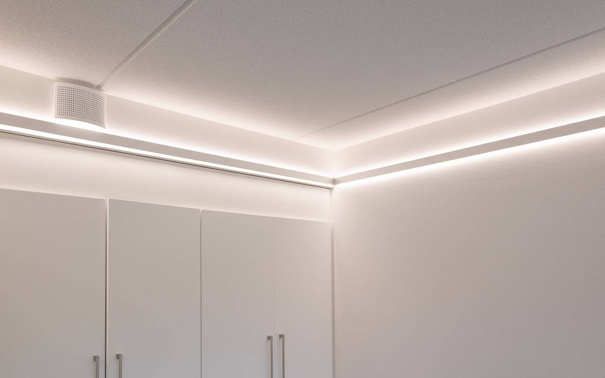 La bande lumineuse indirecte est parfaite pour la chambre à coucher. Bande de leds indirecte à température de couleur réglable en 2 profils. ledStore