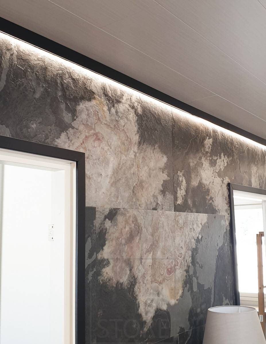 Ruban LED pour un éclairage indirect et pour mettre en valeur le papier peint. Le profilé de surface noir remplace la moulure du plafond. Ledstore.fi