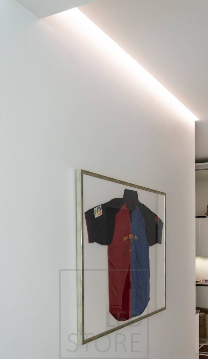 Bande LED installée dans une rainure entre le toit et le mur. Ledstore.fi
