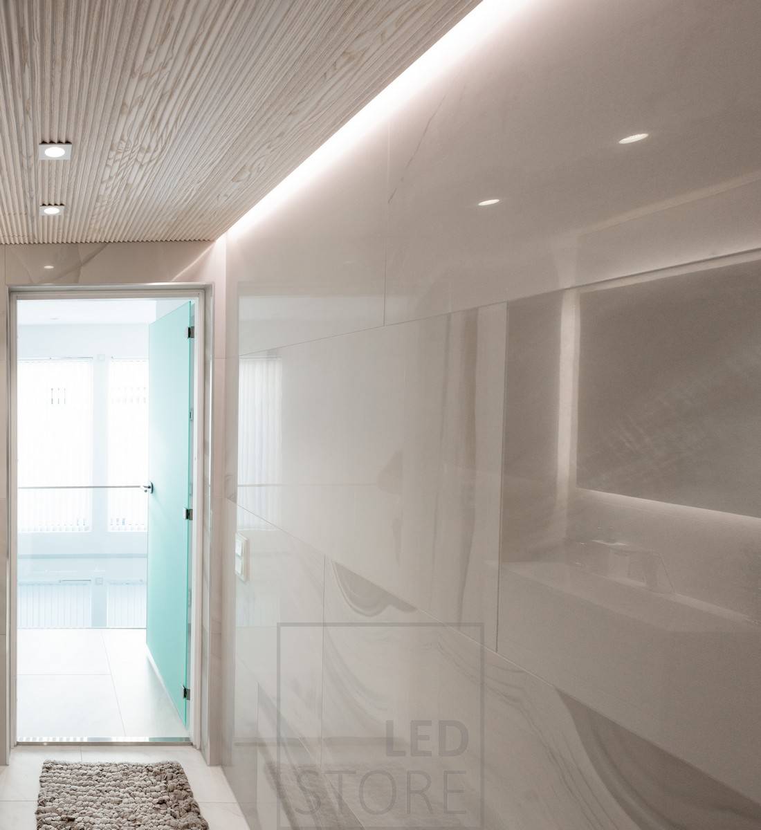 Éclairage indirect dans la salle de bains pour créer une atmosphère de spa. Les lampes de dessous sont des spots Kantti. Ledstore.fi