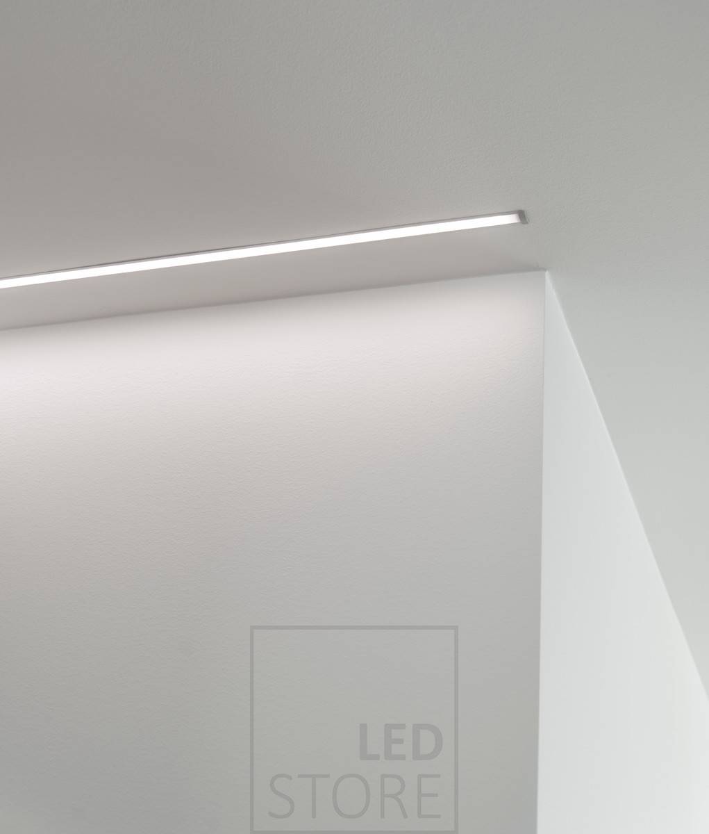 Le ruban de leds dans un profilé encastré étroit crée un luminaire minimaliste et esthétique pour le couloir. Ledstore.fi