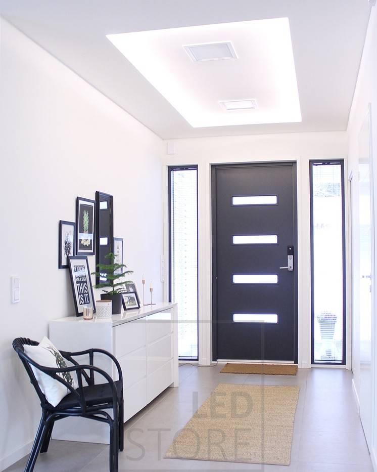 Bande LED au plafond dans le couloir. Bande LED dirigée vers le plafond. Ledstore.fi
