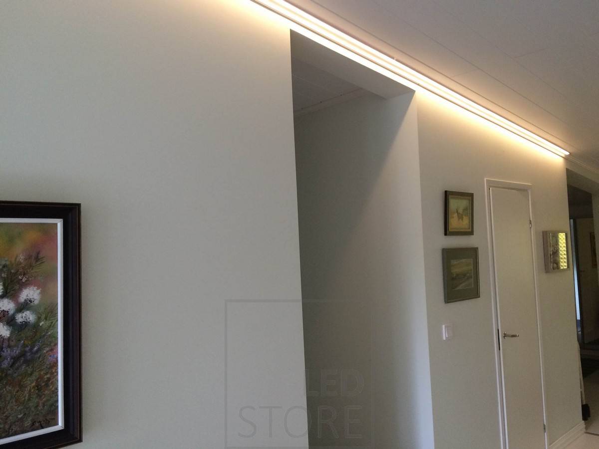 Eclairage d'ambiance indirect dans le couloir. Ledstore.fi