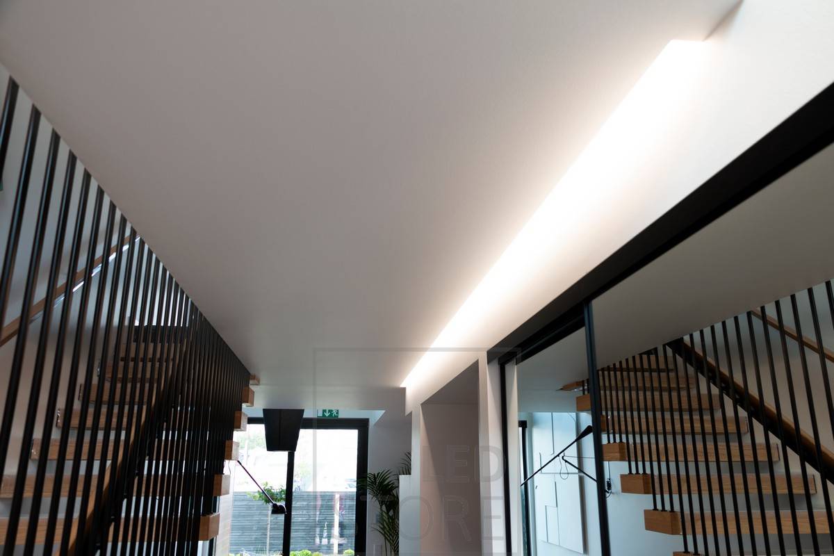 Eclairage indirect d'ambiance éclairant un couloir. Ledstore.fi