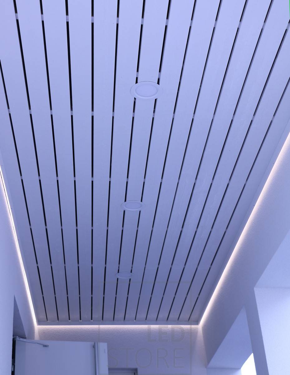 Éclairage indirect autour de l'espace. Une bande lumineuse Led éclaire l'espace à travers le mur pour créer une lumière d'ambiance. Ledstore.fi