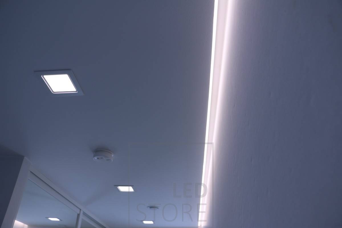 Eclairage indirect en limite de plafond combiné à un éclairage général avec les luminaires Panel. Ledstore.fi