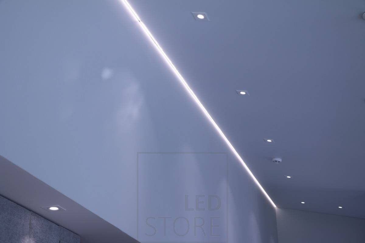 Eclairage indirect à la limite du plafond combiné à un éclairage ponctuel avec des spots Kantti. Ledstore.fi
