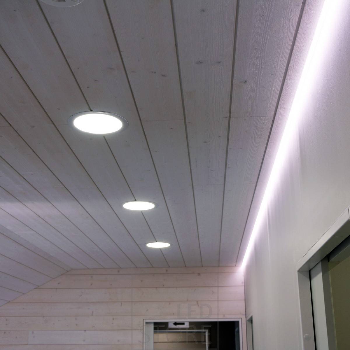 Eclairage indirect d'ambiance combiné avec des luminaires Plafondi à large éclairage. Ledstore.fi