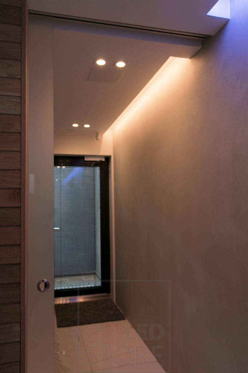 Lumière indirecte d'ambiance dans un couloir, combinée à un éclairage d'appoint. Ledstore.fi