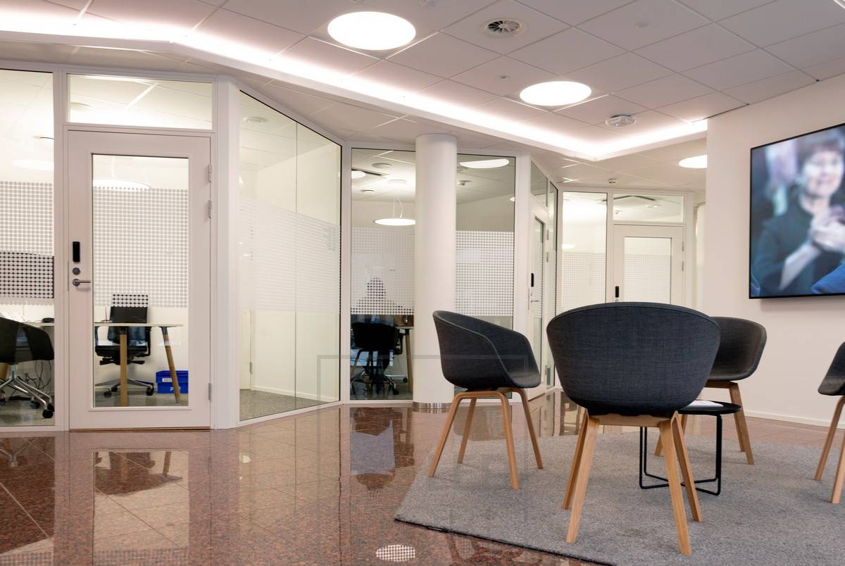 Eclairage de couloir réalisé avec une bande LED dans la lèvre d'abaissement et des lampes de plafond. Bande LED créant une lumière indirecte. Eclairage général avec des luminaires Plafondi encastrés.