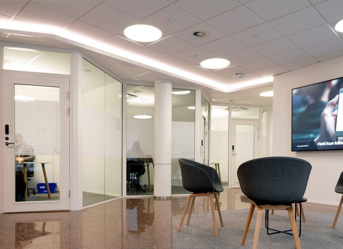L'éclairage du couloir est assuré par une bande LED sur le rebord inférieur, créant une lumière indirecte sombre. L'éclairage général est réalisé avec des luminaires encastrés Plafondi.