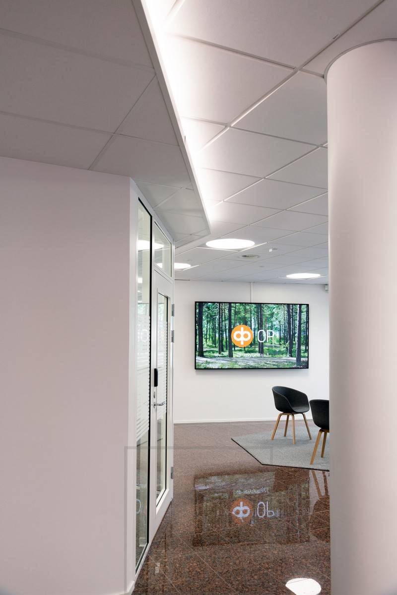 Eclairage de couloir avec une bande LED montée sur un boîtier de downlight.