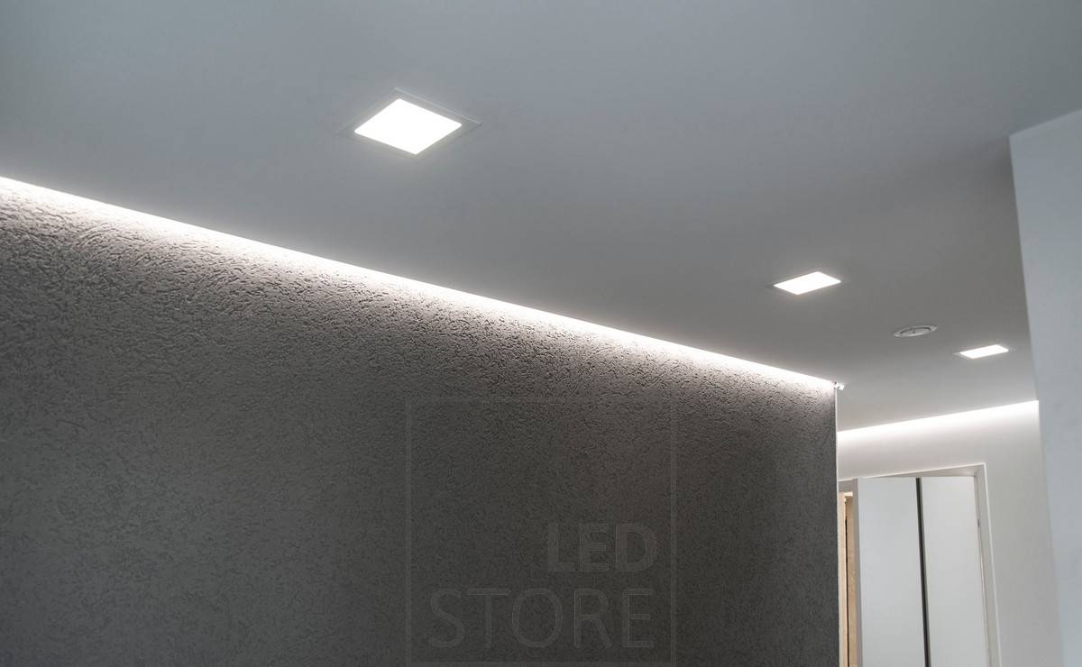 Éclairage de couloir avec lumière indirecte, installé dans une rainure entre le plafond et le mur. En outre, des luminaires à panneaux installés au plafond assurent un éclairage général avec une illumination étendue. Ledstore.fi