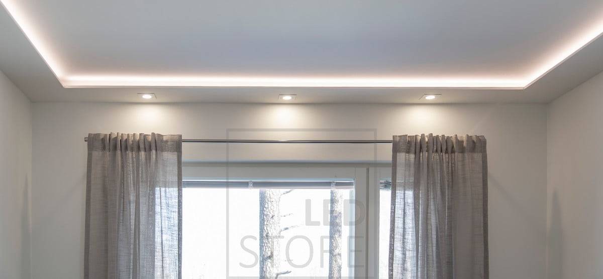 Une chambre à coucher avec un éclairage d'ambiance, luxueux comme dans un hôtel. La bande LED crée une lumière indirecte et des spots pour l'éclairage général. Ledstore.fi