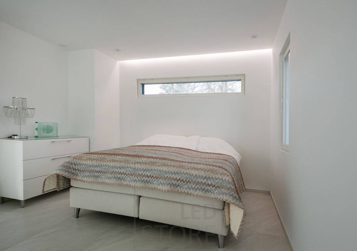 Fond vert avec un carré blanc où l'on peut lire "LED STORE" en lettres blanches grasses, représentant des solutions d'éclairage respectueuses de l'environnement.