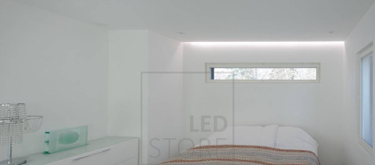 Fond vert avec un carré blanc contenant le texte empilé "LED" au-dessus du texte "STORE" en blanc, annonçant un magasin d'éclairage LED.