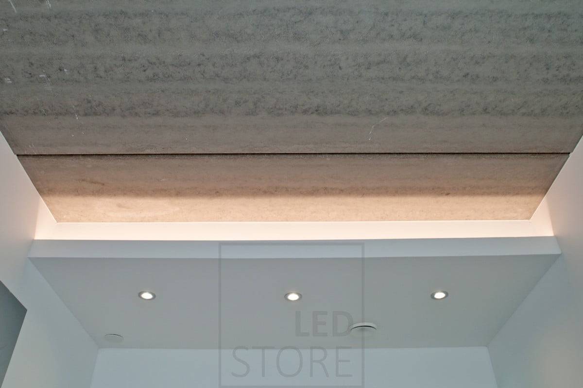 Logo LED Store sur fond vert avec un carré blanc et le texte "LED STORE" en gras pour mettre en valeur les solutions d'éclairage à faible consommation d'énergie.