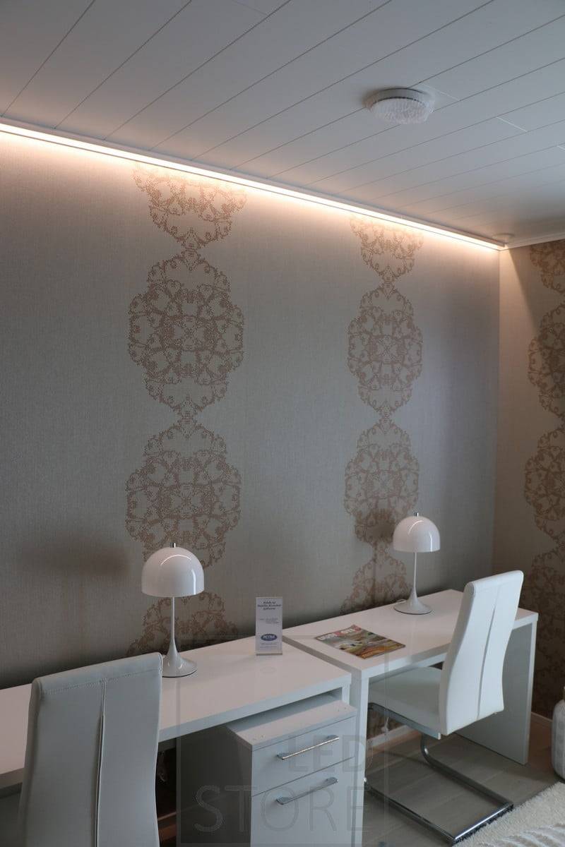 Logo LED STORE sur un fond vert et un carré blanc avec "LED" au-dessus du texte "STORE" avec un texte blanc symbolisant les produits d'éclairage LED.