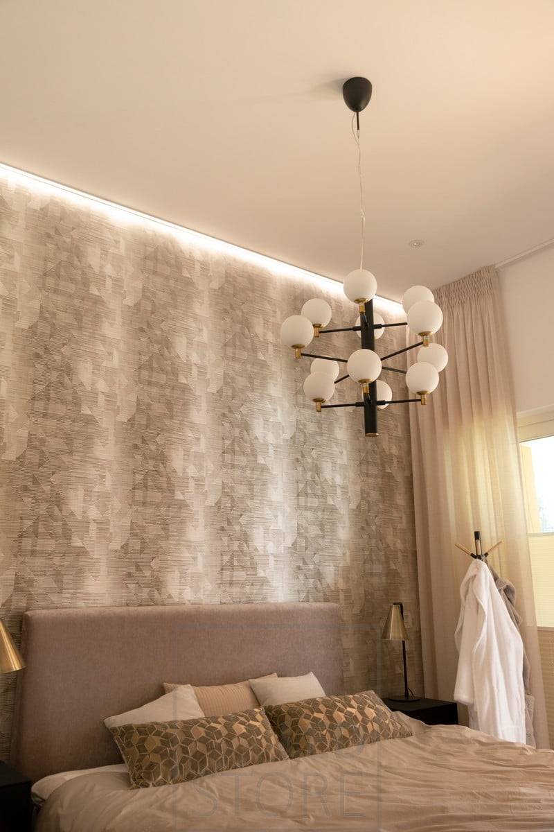 Eclairage d'ambiance indirect sur le mur derrière le lit dans la chambre à coucher. Ledstore.fi