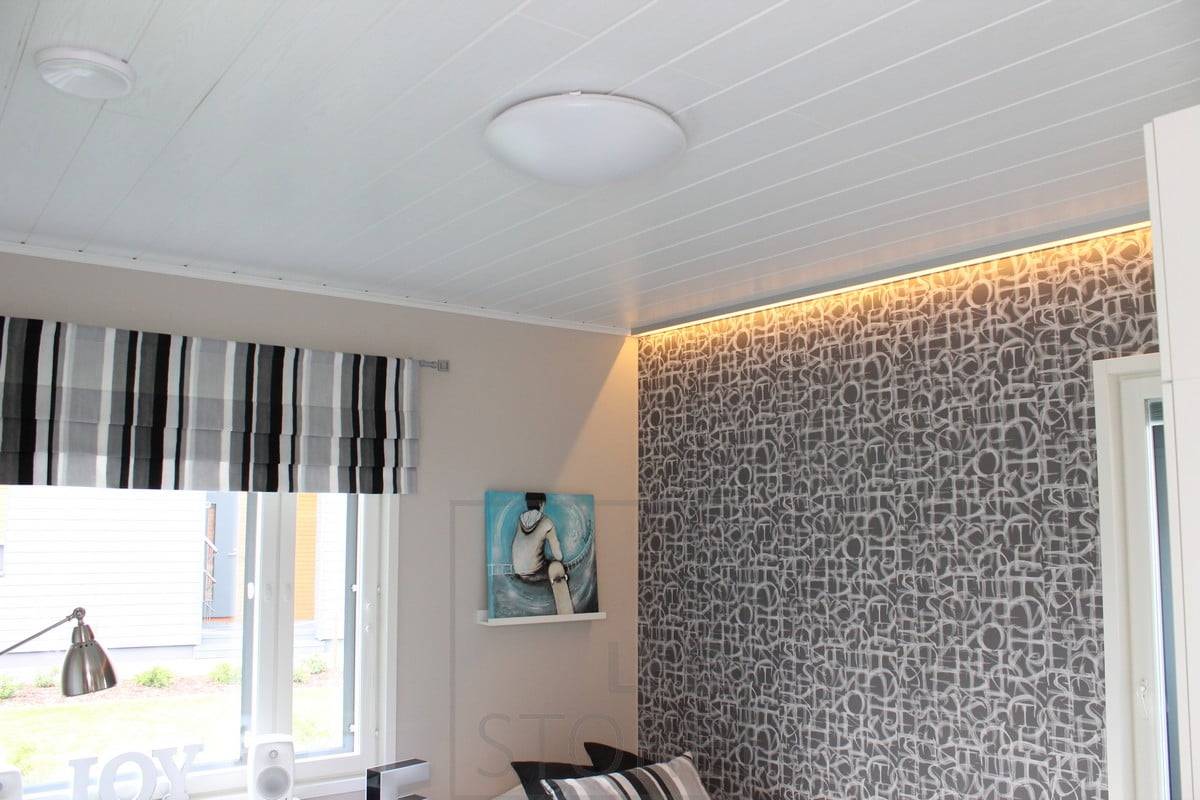 Eclairage indirect pour mettre en valeur le papier peint et créer une ambiance dans la chambre à coucher. Ledstore.fi