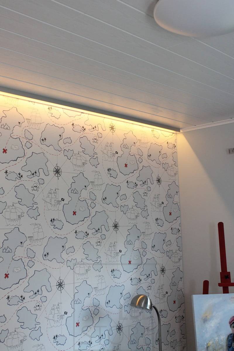 Lumière d'ambiance avec bande LED. L'éclairage indirect met en valeur le papier peint sur le mur. Ledstore.fi