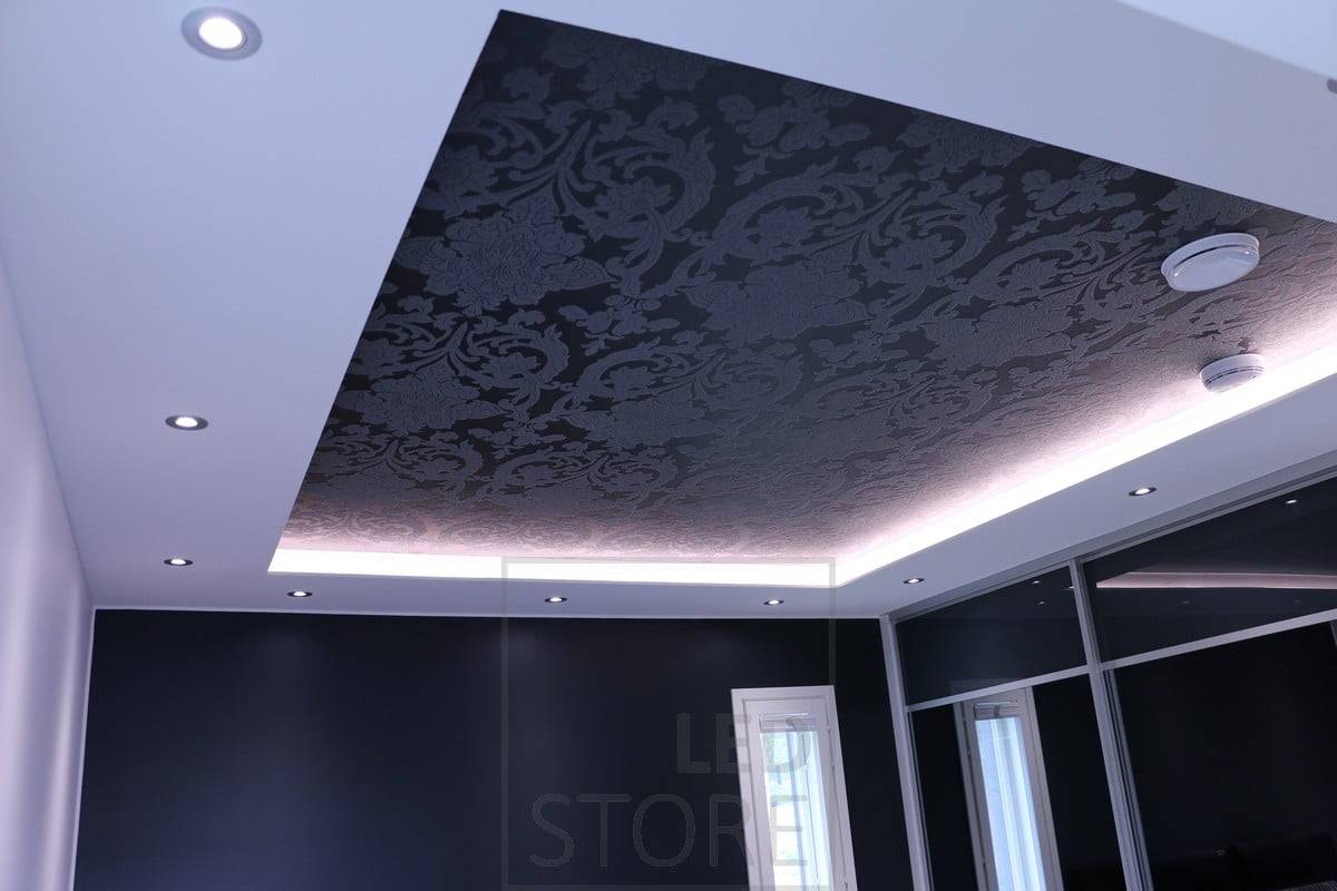 Un plafond lumineux spectaculaire créé dans le plafond, avec un drapeau descendant avec une bande LED dirigée vers le haut du plafond et des projecteurs intégrés dans le drapeau pour éclairer directement vers le bas. Ledstore.fi